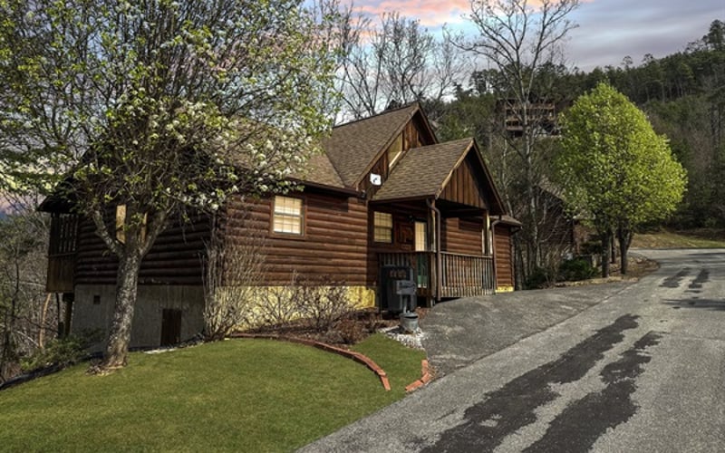Lazy Bear Den is tucked away in the peaceful, gated community of Hidden Springs Resort—offering the perfect blend of privacy and convenience. Enjoy the quiet, relaxing setting while being just minutes from the action. You’re only 1 mile from the thrills   